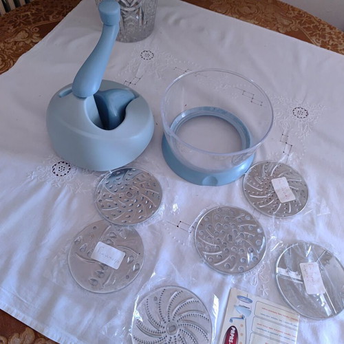 Grater with 6 application discs like new