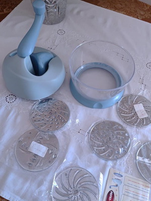 Grater with 6 application discs like new