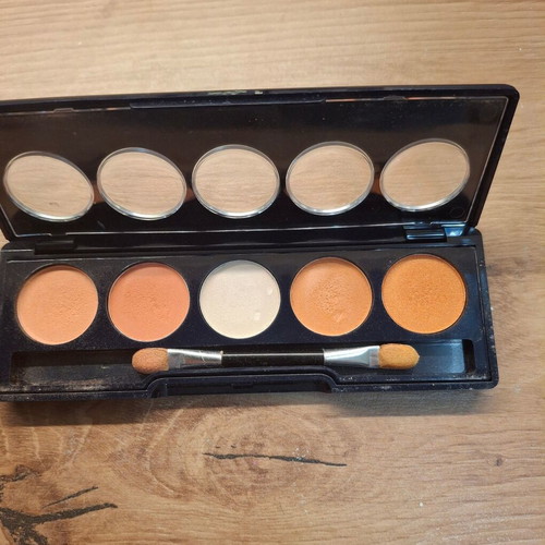 Glamorous eyeshadow new