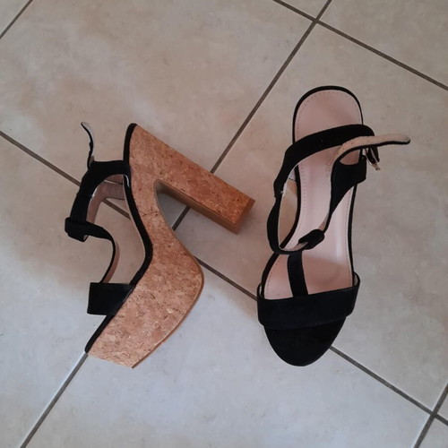 Ideal Shoes black suede platform sandals size 39