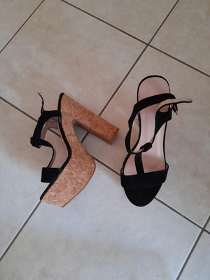 Ideal Shoes black suede platform sandals size 39