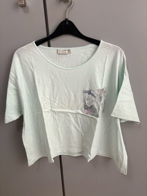 Cropped μπλουζάκι Pull&Bear σε παστέλ πράσινο με floral τσεπάκι