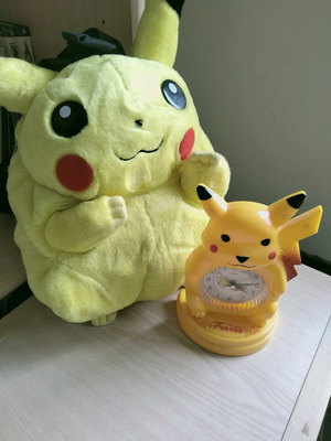 Vintage σετ Pikachu με λούτρινο σακίδιο πλάτης και επιτραπέζιο ρολόι σαν καινούργιο