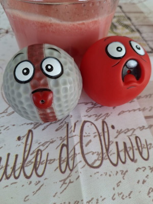 Set of 2 rubber squeaky balls with funny faces