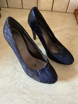 Lace pumps new, size 40, black and blue
