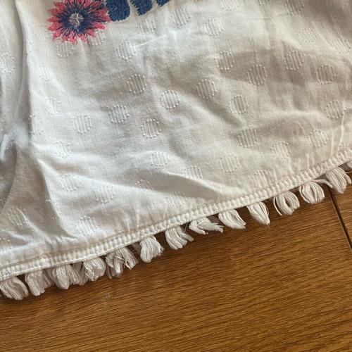 Benetton girls' t-shirt like new, white with colorful embroidery