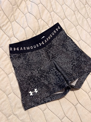 Σορτσάκι Under Armour αθλητικό σαν καινούργιο, γκρι, μέγεθος XS