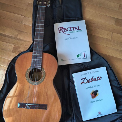 Esteve 4ST Classical Guitar 2005 like new with case and 2 books