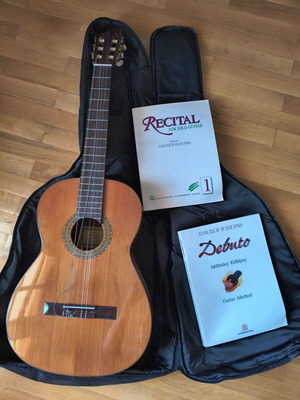 Esteve 4ST Classical Guitar 2005 like new with case and 2 books