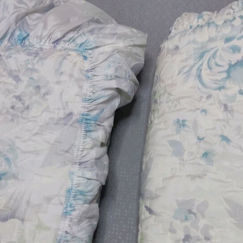 Quilt for single bed like new with ruffles and pillowcase
