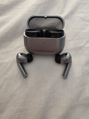 Samsung Buds 3 Pro like new