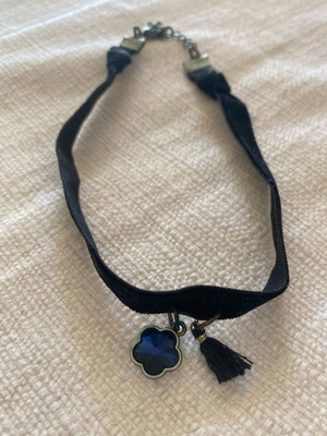 Velvet choker like new, black