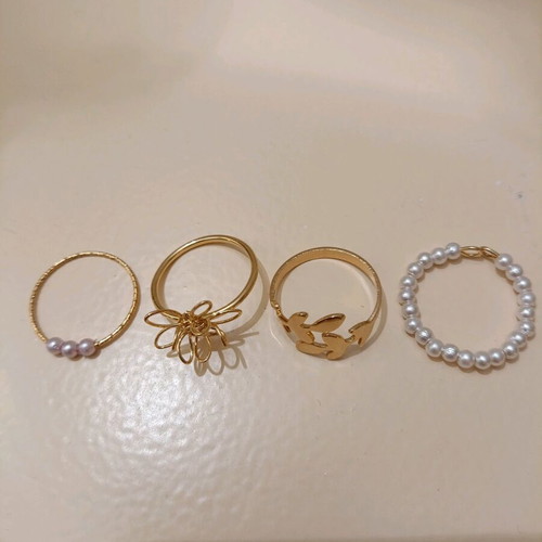 Women's rings set of 4 like new, gold color
