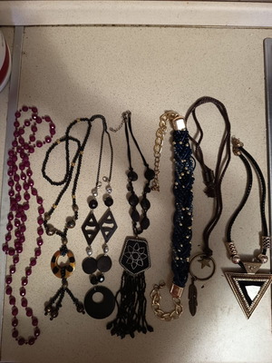 Various necklaces, set