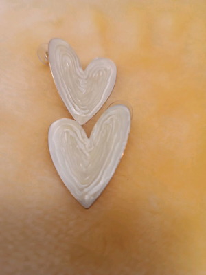 Parfois heart-shaped earrings made of mother-of-pearl new, beige and gold