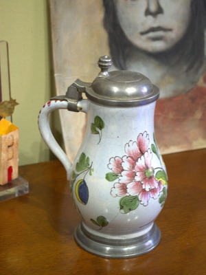 Αντικέ γερμανική κανάτα faience με καπάκι από κασσίτερο μεταχειρισμένη, 19ος αιώνας