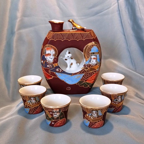 Japanese Kutani Style Sake Set with 6 Cups and Decorative Bottle like new