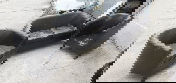 Δερμάτινος καναπές και πολυθρόνες
