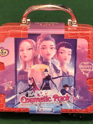 Demon Hunters K-Pop Cosmetic Pack children's makeup case, red