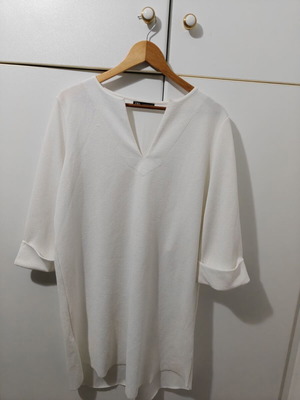 Zara Minimal white dress like new with V neckline