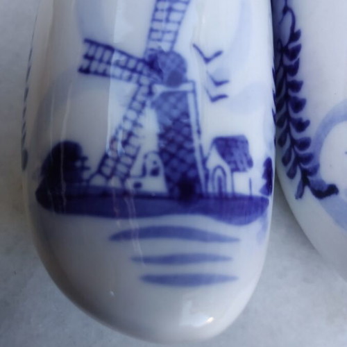 Vintage διακοσμητικό με πορσελάνινα τσόκαρα Delft Blue και βραχιόλι-φυλαχτό σαν καινούργιο