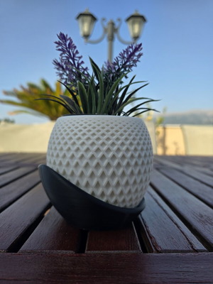 3D printed planter white and black like new, indoor use