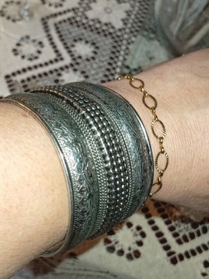 Βραχιόλι boho style μεγάλο ανάγλυφα με σχέδια σαν καινούργιο