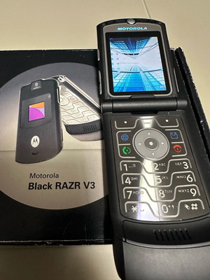 Motorola V3 σαν καινούργιο με оригинална συσκευασία και αξεσουάρ