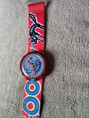 Swatch ρολόι χειρός σαν καινούργιο, πολύχρωμο, χωρίς το θυληκάκι του λουριού