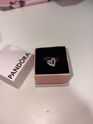 Στοιχειό Πανδώρα καρδιά με στρασάκια σαν καινούργιο, μαζί με κουτί και σακουλάκι