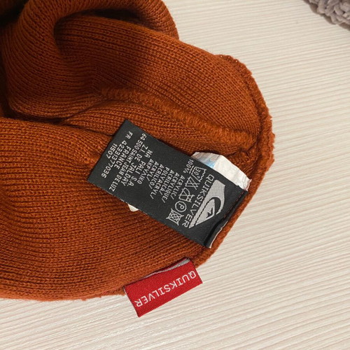 3 warm hats like new, Quiksilver and others