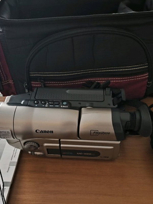 Κάμερα Cannon σαν καινούργια με τρίποδα, φορτιστή και τσάντα μεταφοράς