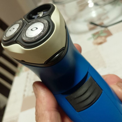 Philips shaver like new, missing one blade