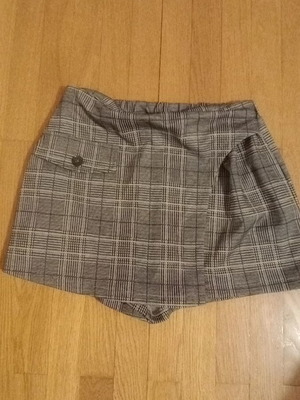 Benetton winter skirt shorts like new for girl 10-12 years plaid