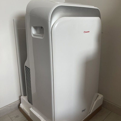 Air Conditioner like new with cooling and heating functions