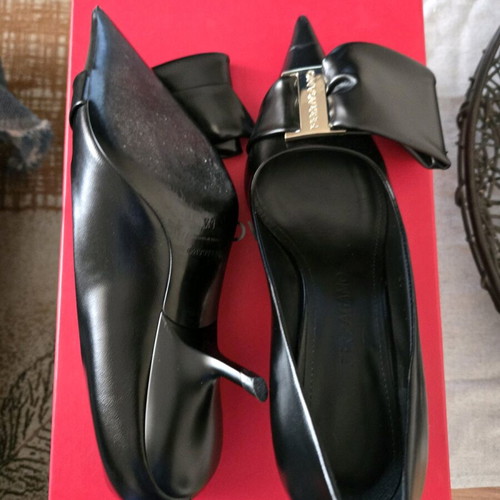 Salvatore Ferragamo leather pumps like new with unique design, size 37, black