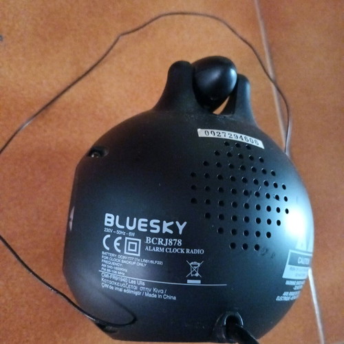 Bluesky radio alarm clock like new with wall time projection