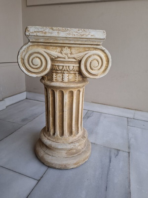 Decorative garden column like new
