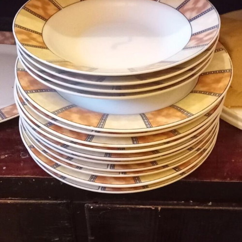 Dish set like new 10 shallow, 4 deep, 4 appetizer, 1 platter, 1 salad cup