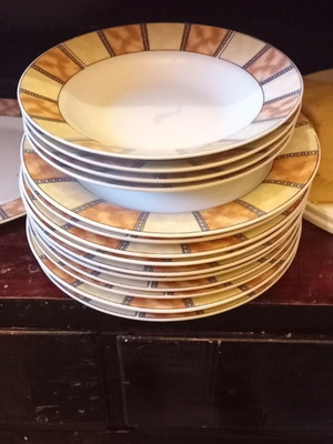 Dish set like new 10 shallow, 4 deep, 4 appetizer, 1 platter, 1 salad cup
