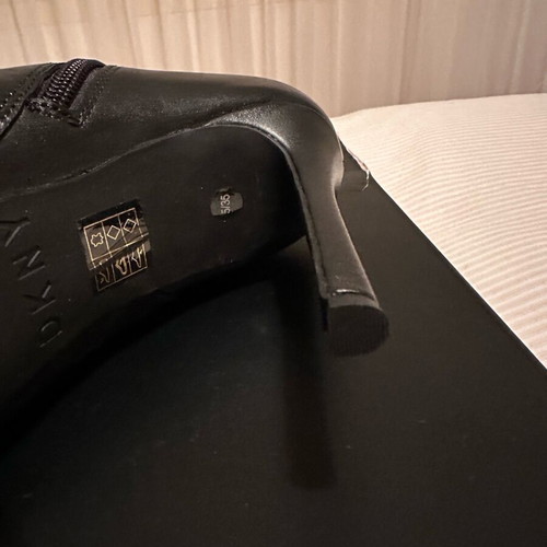 Boots DKNY size 35 black leather new, 10 cm heel
