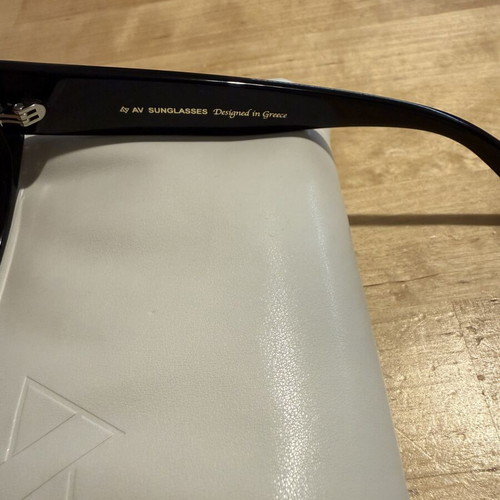 AV sunglasses Noemie black like new with case and box