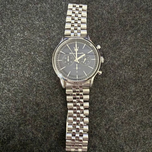 Maserati men's watch 42mm battery silver metal bracelet like new