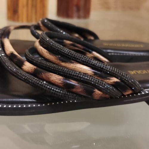 Flat sandals size 39 with black and leopard details like new