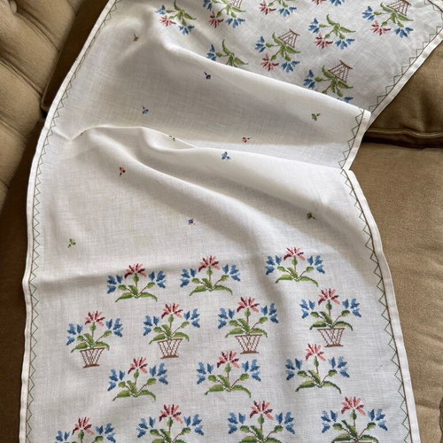Etamin embroidery used, floral pattern, 93x43 cm