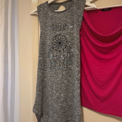 Sleeveless surf style top like new, modern summer