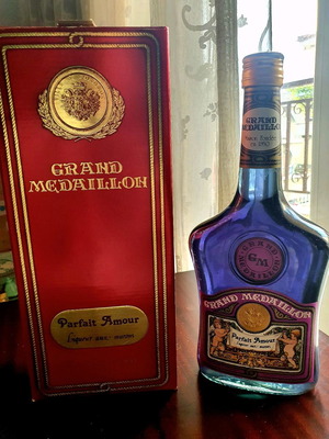 Grand Medaillon Collectible Antique Liqueur Bottle new