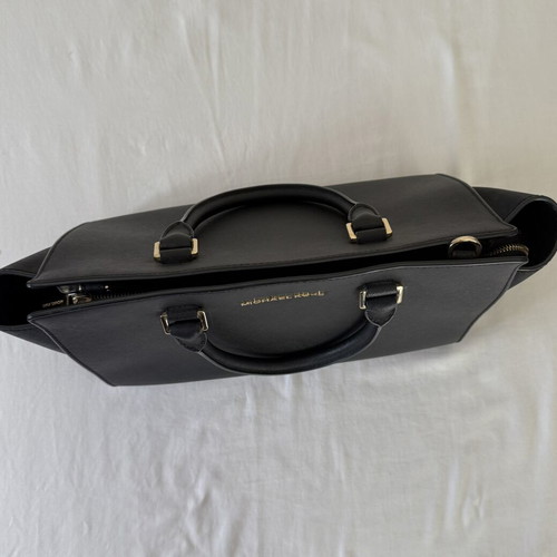 Michael Kors handbag like new, black with gold details