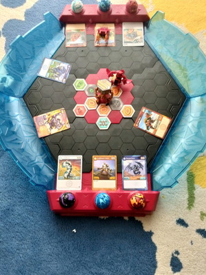 Bakugan 2020 σετ παιχνιδιού με αρένα, φιγούρες, κάρτες χαρακτήρων και BakuCores