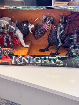 Knight Quest for Dark Beasts figures like new with damaged packaging